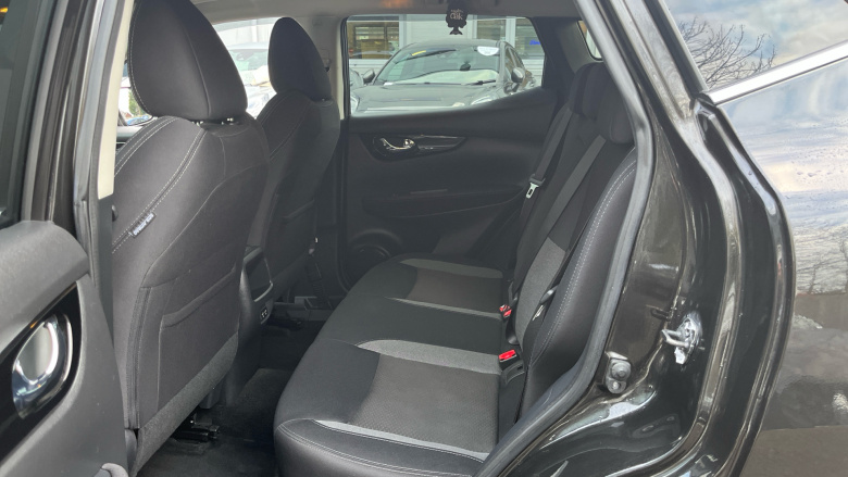 Nissan Qashqai 1.3 DiG-T N-Connecta 5dr [Glass Roof Pack] Petrol Hatchback